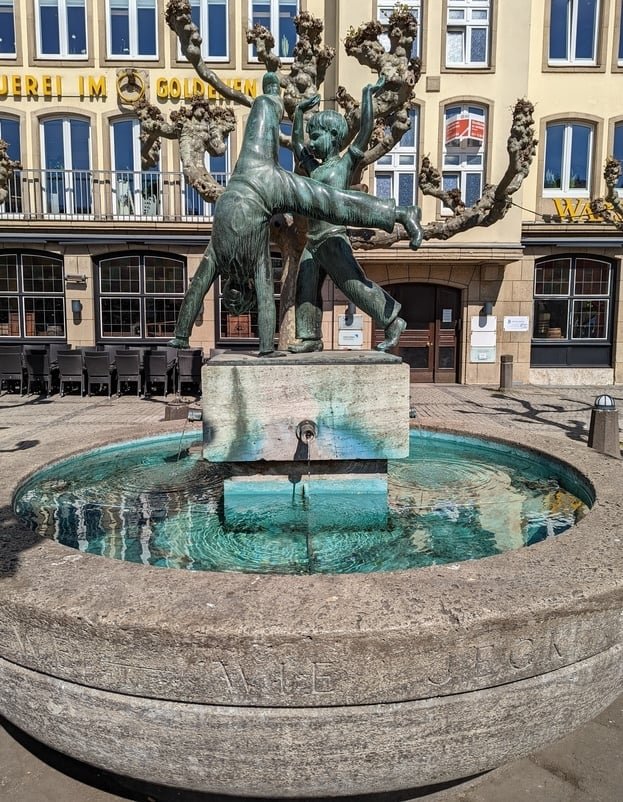 수레바퀴 돌리는 아이 분수(라트슐레거브루넨)